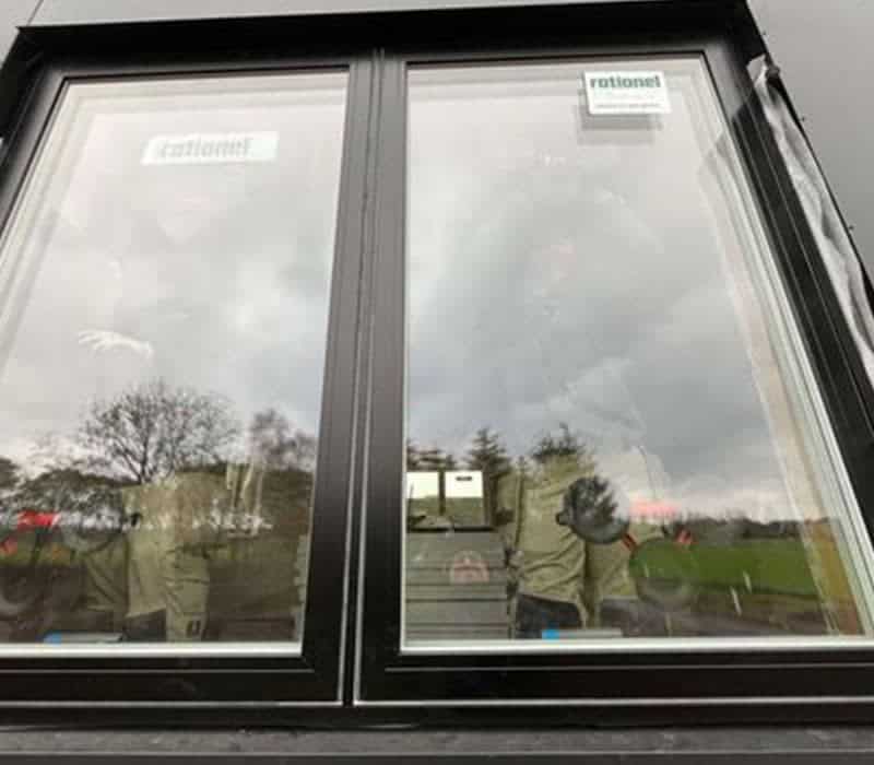 To nye og robuste sorte vinduer indsat af Vennevold Byg og Service i Midtjylland