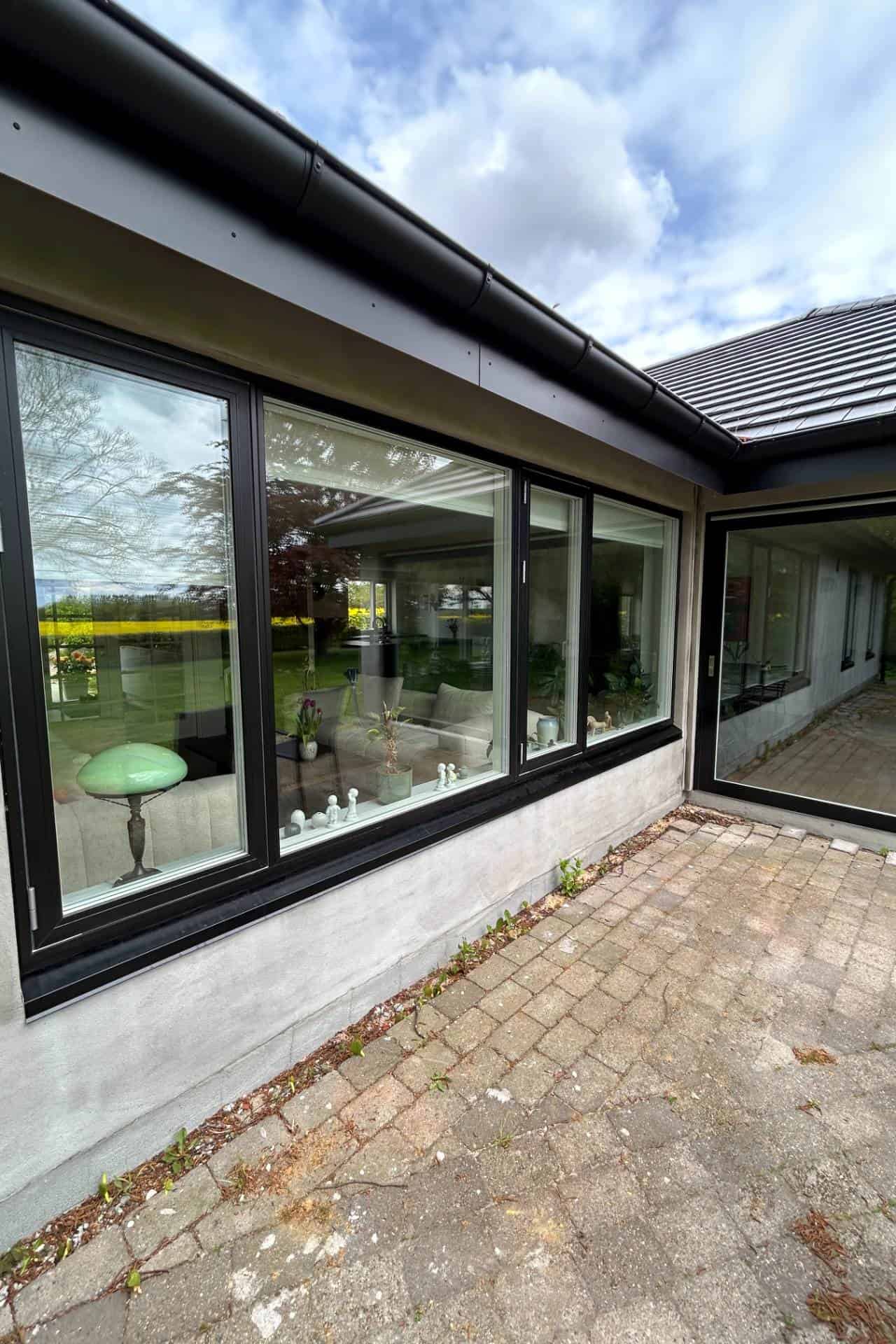 Store nye vinduer monteret i et hus i Midt- og Vestjylland af Vennevold Byg og Service.